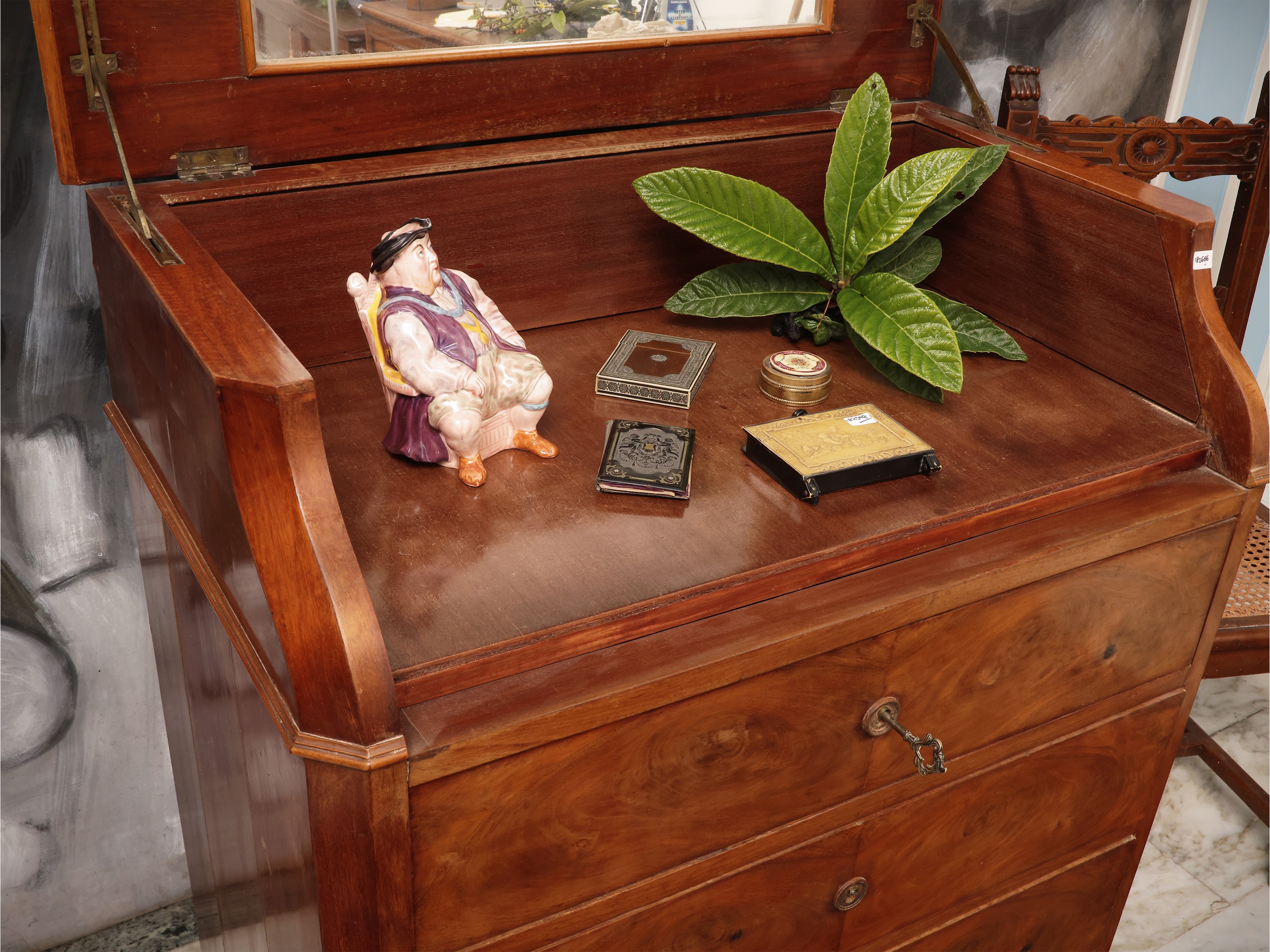 Toilette da centro impiallacciata in piuma di noce