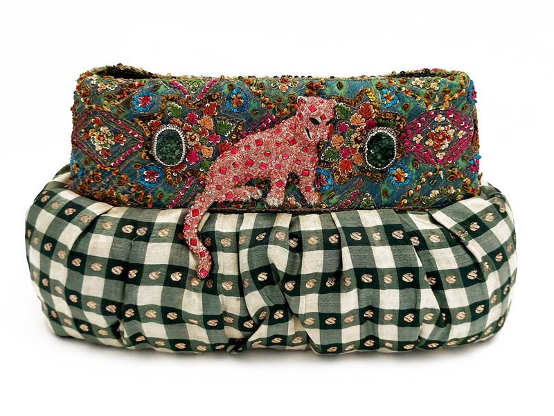 Pochette gioiello in seta indiana nei toni del verde