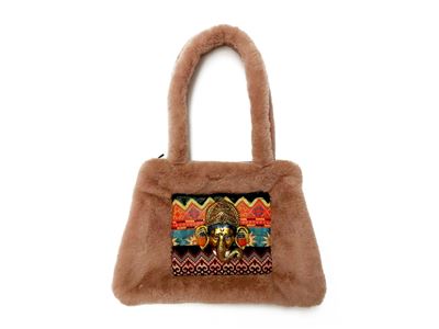 Borsa a spalla in pelliccia ecologica rosa cipria con raffigurazione di Ganesha