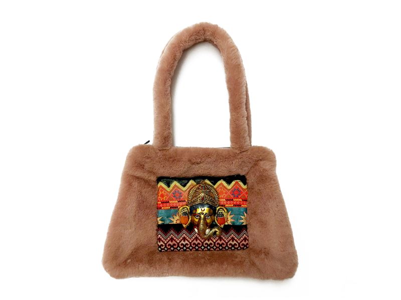 Borsa a spalla in pelliccia ecologica rosa cipria con raffigurazione di Ganesha