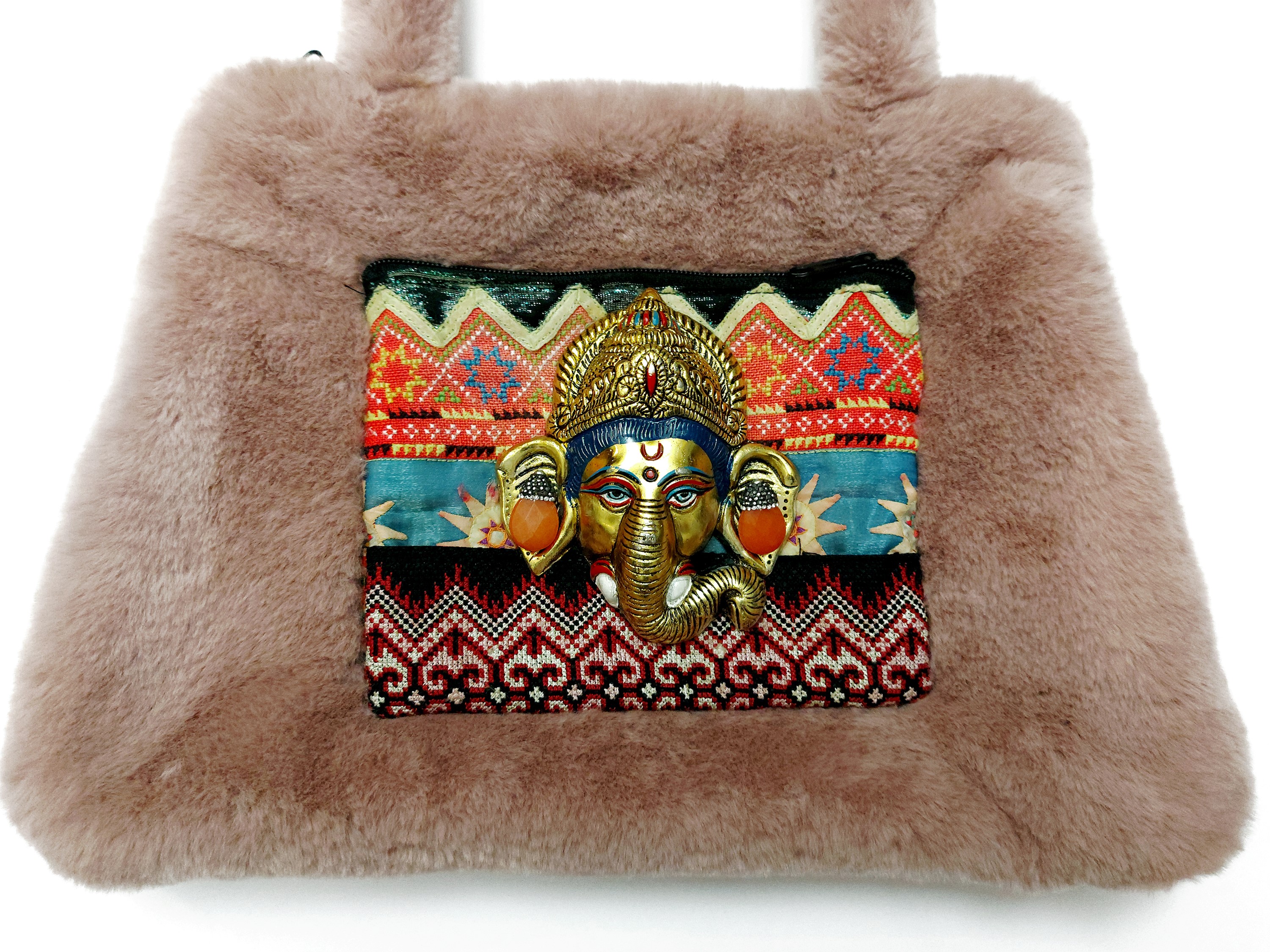 Borsa a spalla in pelliccia ecologica rosa cipria con raffigurazione di Ganesha