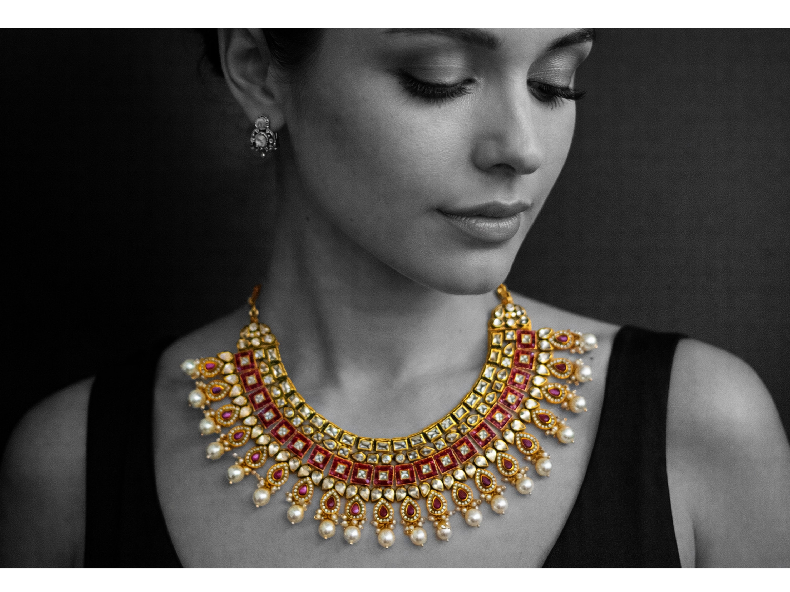 Importante collier in metallo dorato