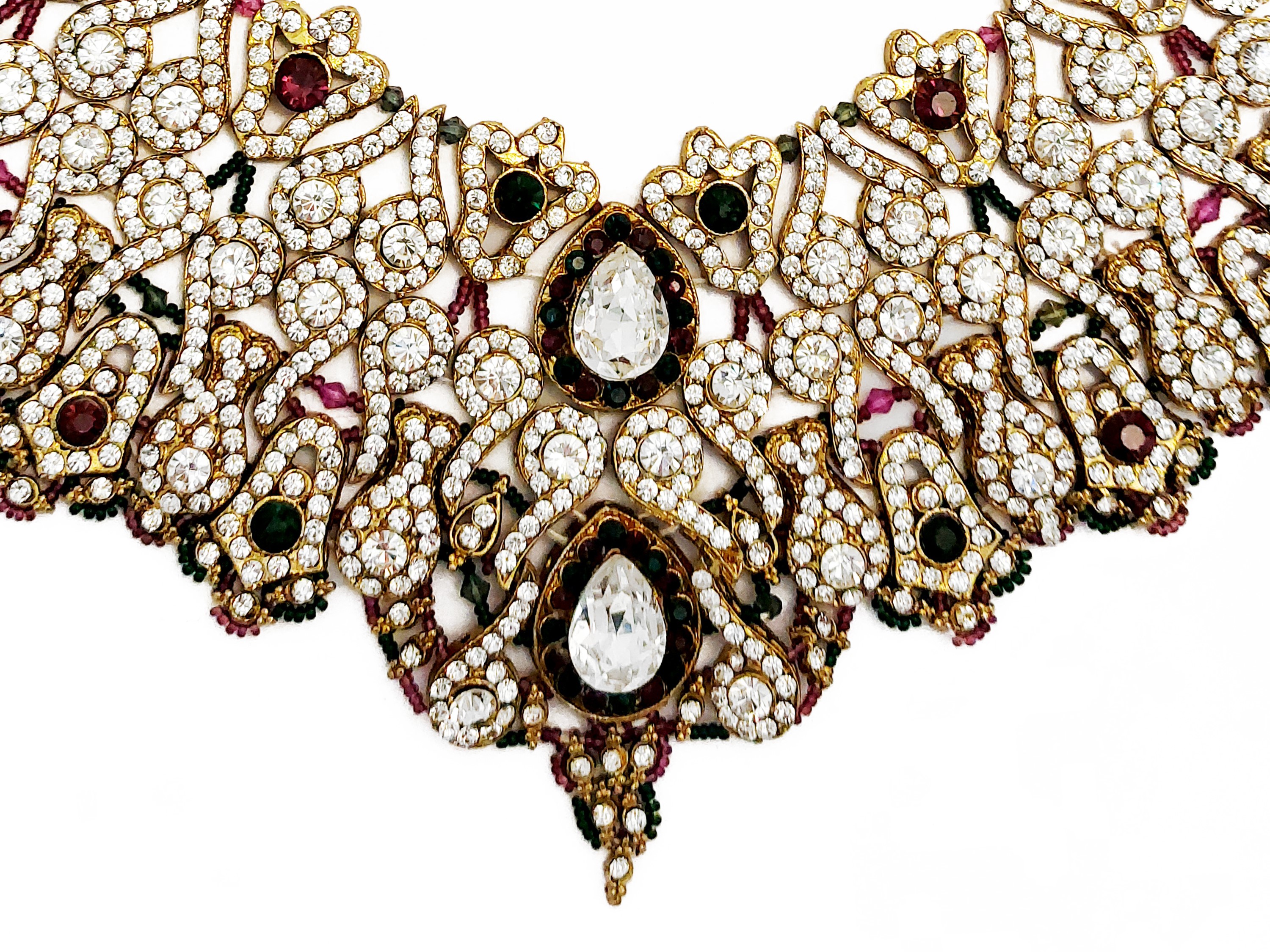 Importante collier in metallo dorato