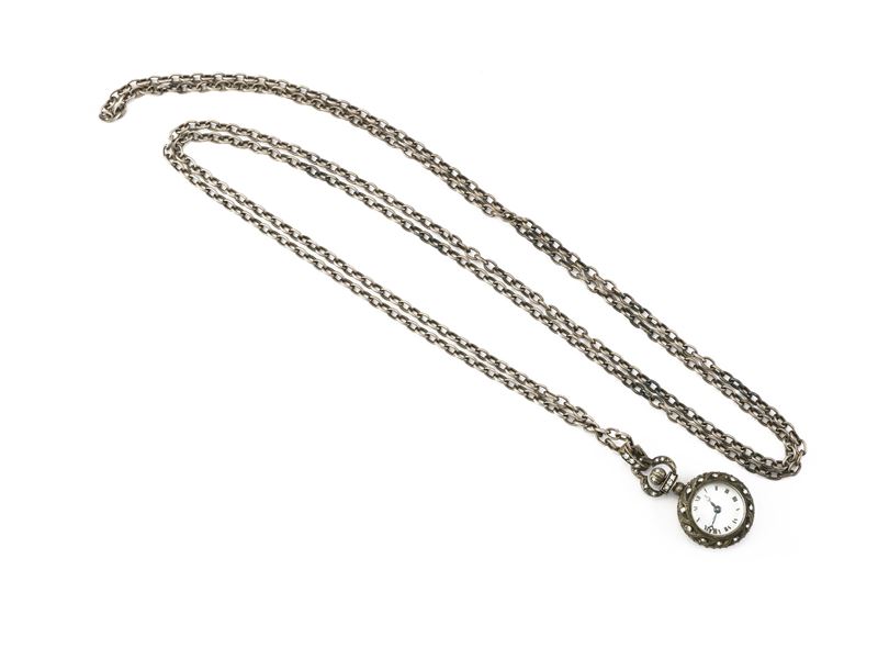 Piccolo orologio pendente in argento e piccoli diamanti con catena