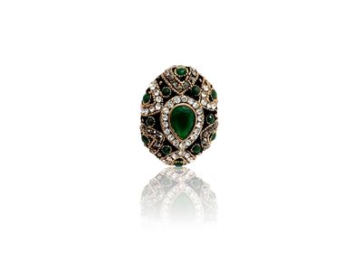 Importante anello in metallo dorato, con radici di smeraldo e strass incolore, misura 13, India