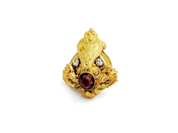 Grande anello in metallo dorato
