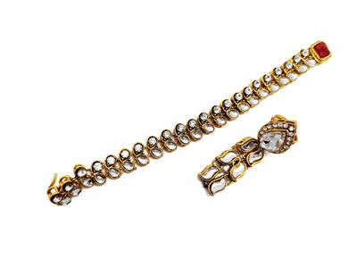 Bracciale e anello con pendente, metallo dorato, strass incolore e madreperla, India