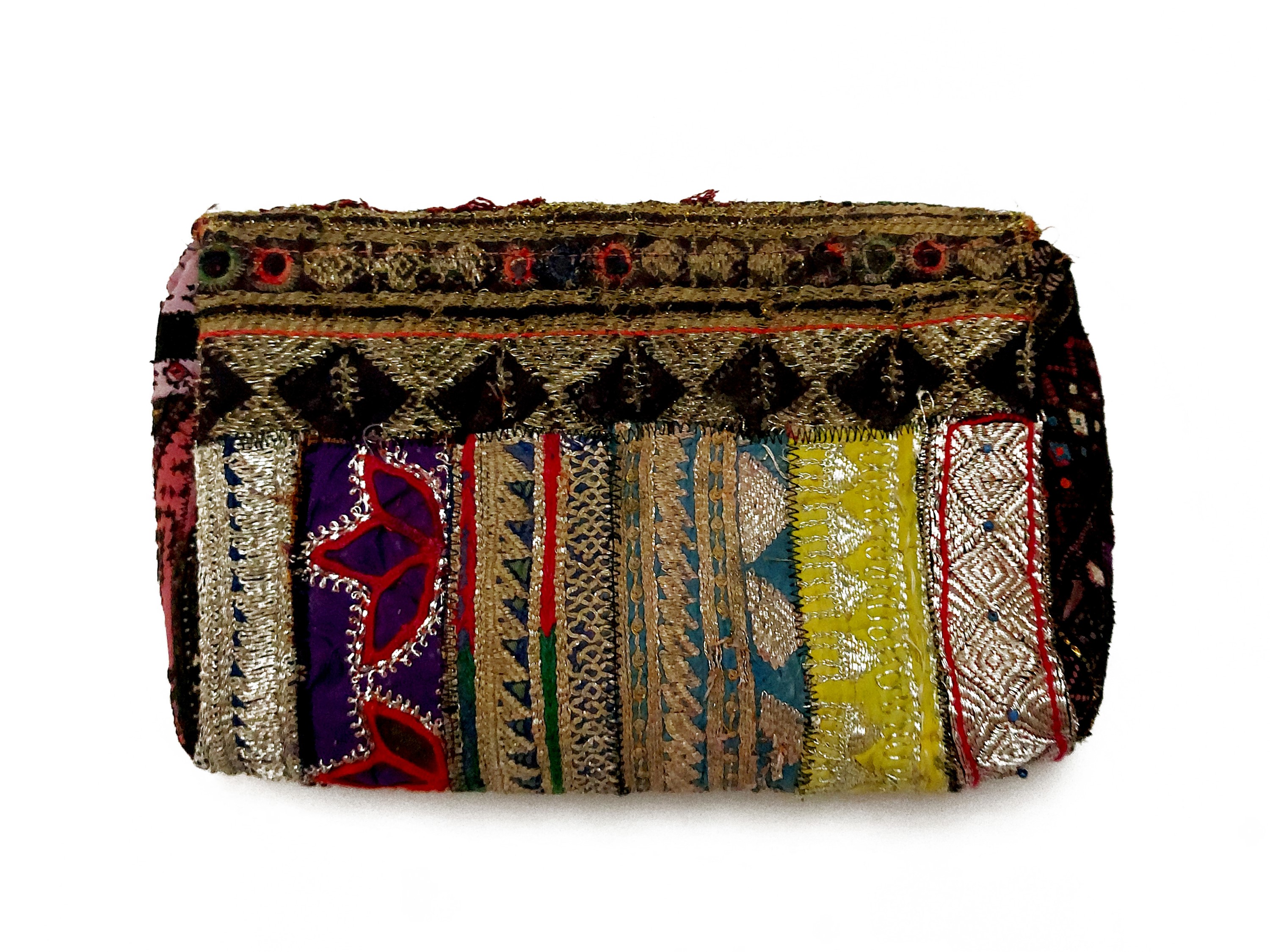 Pochette in tessuto indiano con ricami in stile Zardozi e appliqué di Buddha