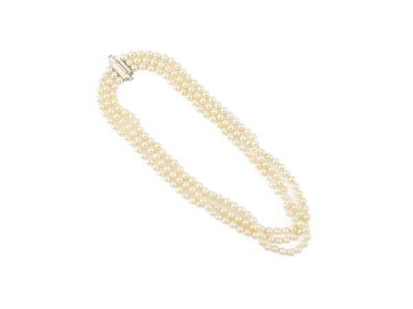Collana a tre fili di perle coltivate con fermatura in oro bianco e piccoli diamanti  - Asta Gioielli e Orologi - Maison Bibelot - Casa d'Aste Firenze - Milano