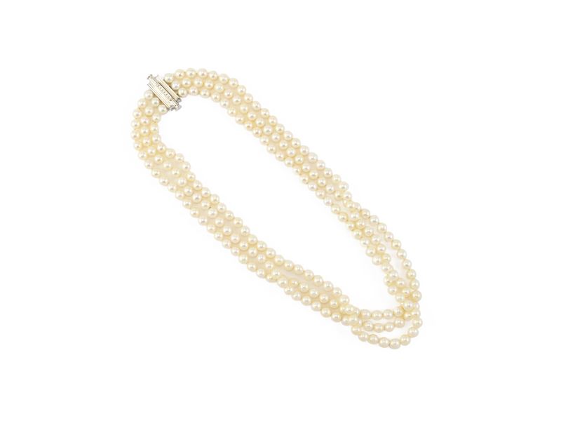 Collana a tre fili di perle coltivate con fermatura in oro bianco e piccoli diamanti