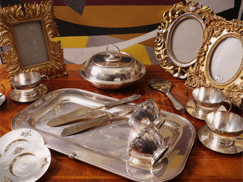 Set per la tavola, composto da coppia di posate in argento, sei tazze da tè sbalzate e tre cornic...
