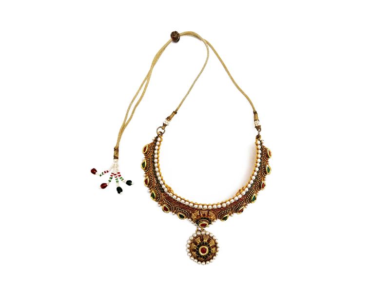 Choker rigido con pendente