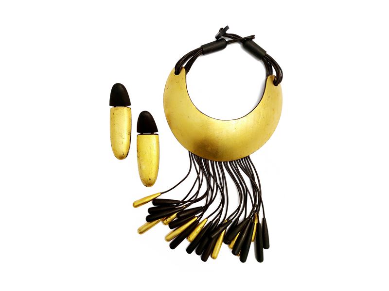 Choker rigido con pendenti in legno dorato ed ebano e orecchini ovali coordinati