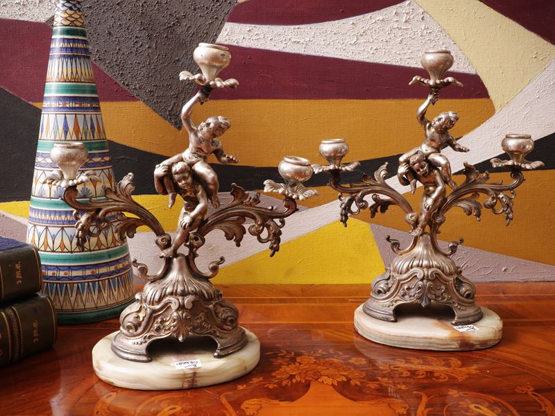 Coppia di importanti candelabri in argento