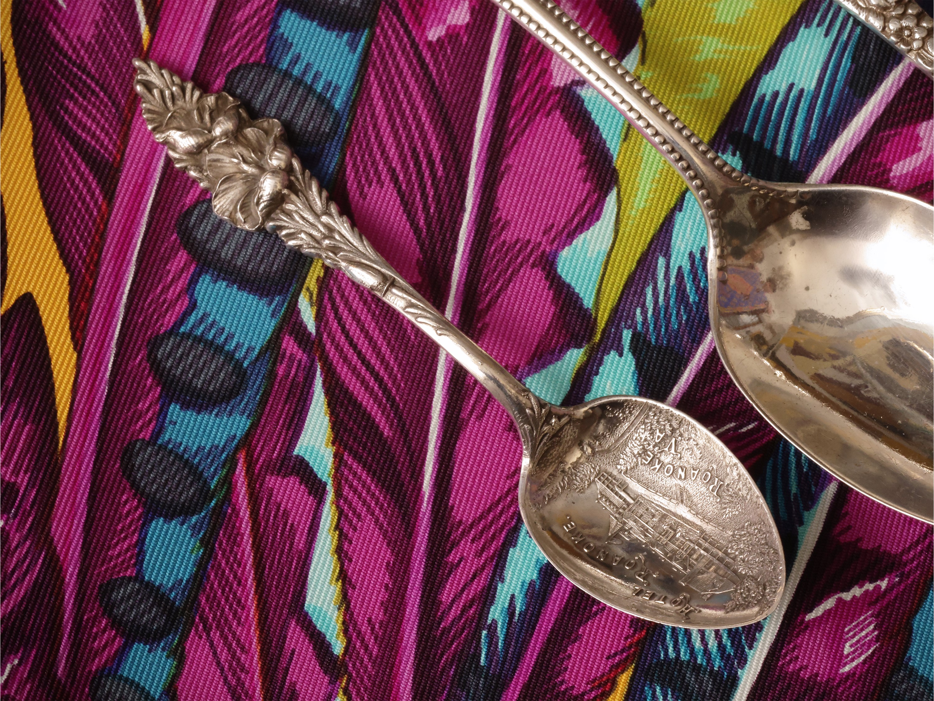 Dieci cucchiaini da collezione in argento sterling