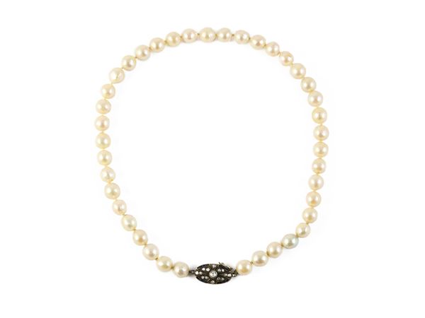 Collana ad un filo di perle coltivate bianche  - Asta Gioielli e Orologi - Maison Bibelot - Casa d'Aste Firenze - Milano