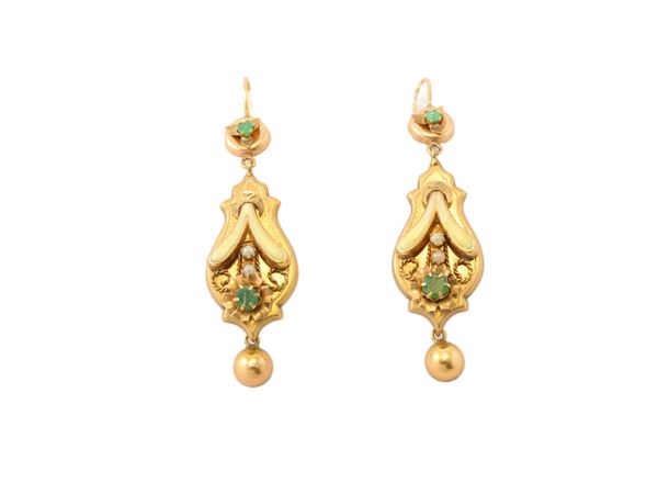 Paio di orecchini in oro 9Kt, smalti e piccoli smeraldi  (fine XIX secolo)  - Asta Gioielli e Orologi - Maison Bibelot - Casa d'Aste Firenze - Milano
