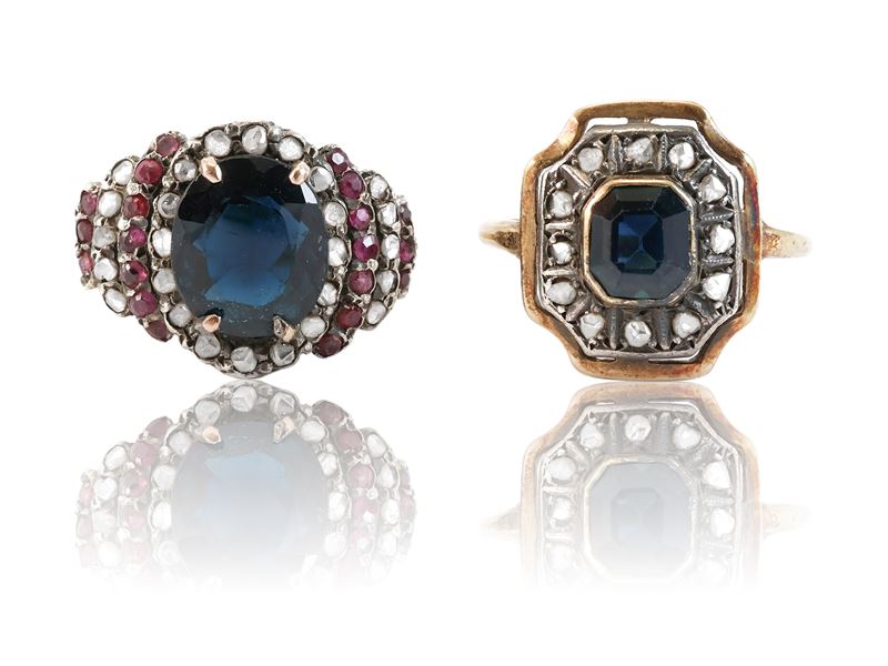 Due anelli in oro a basso titolo 14Kt e 9 Kt, argento e pietre