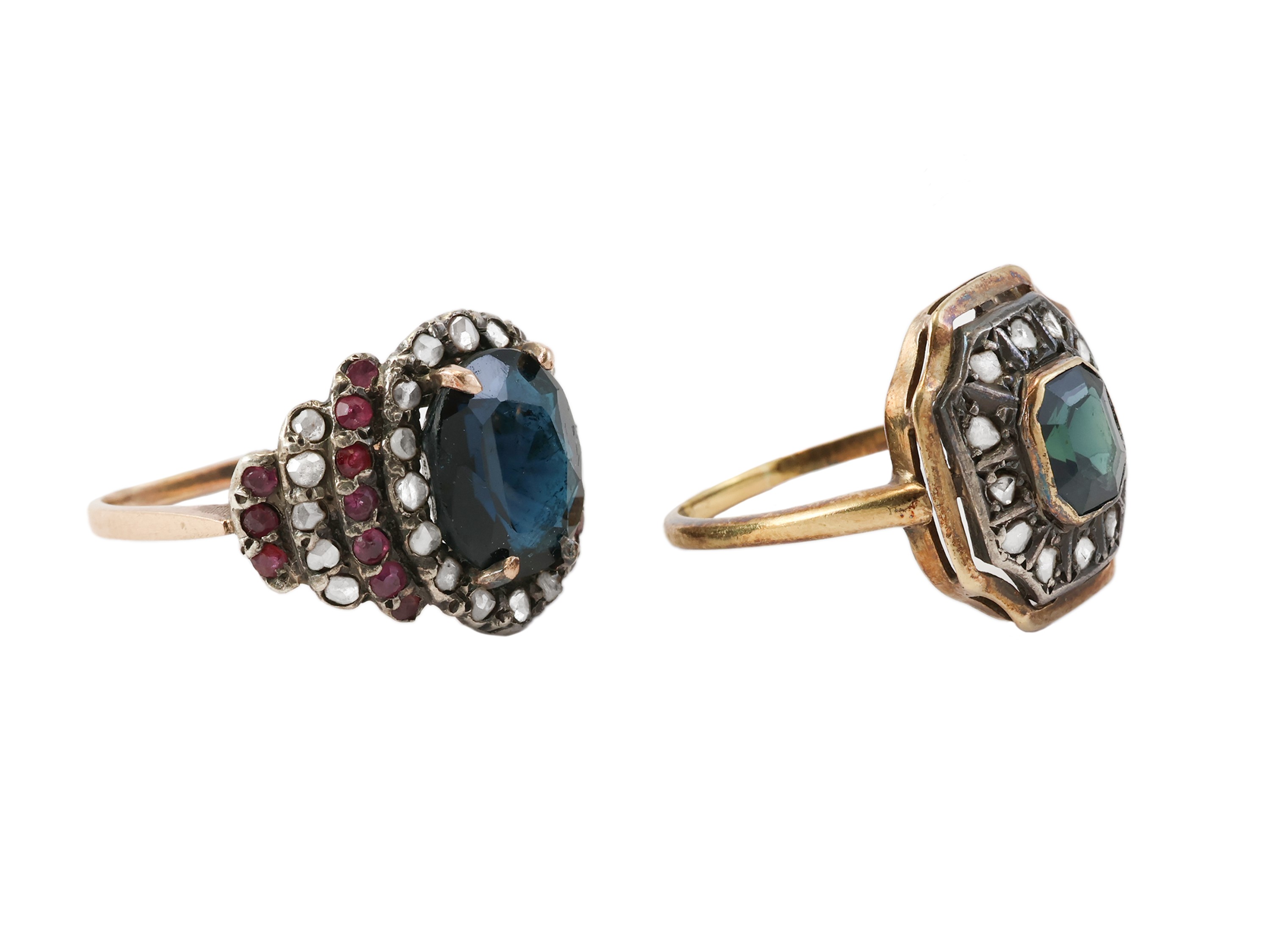 Due anelli in oro a basso titolo 14Kt e 9 Kt, argento e pietre