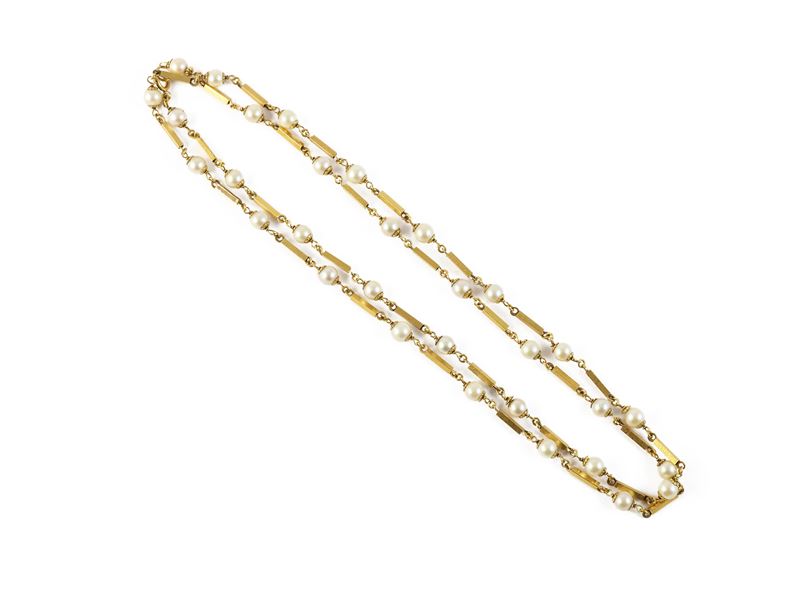 Lunga collana in oro giallo e perle bianche coltivate