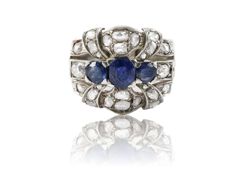 Anello a fascia in oro bianco con diamanti, pietre incolori e zaffiri