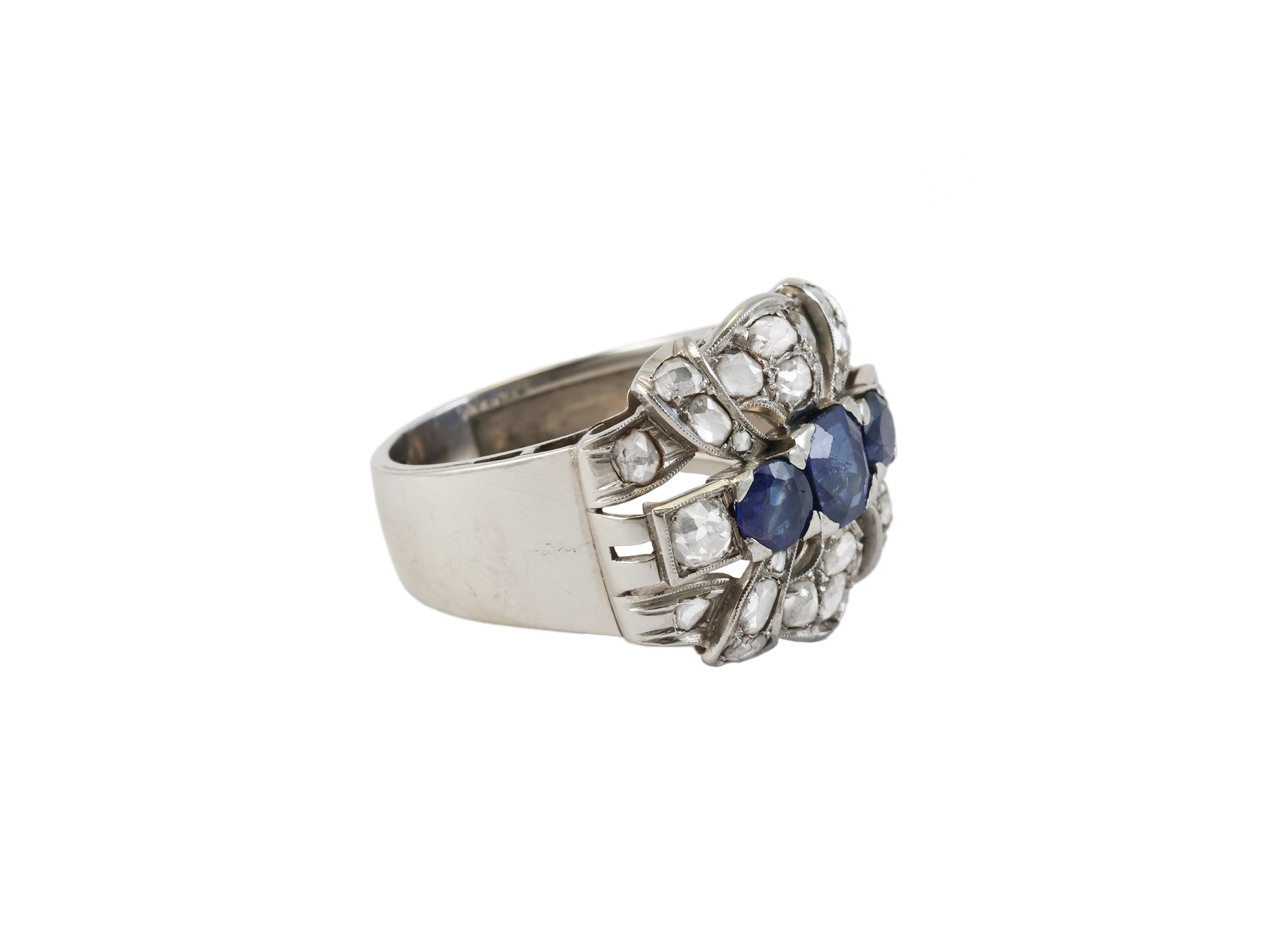 Anello a fascia in oro bianco con diamanti, pietre incolori e zaffiri