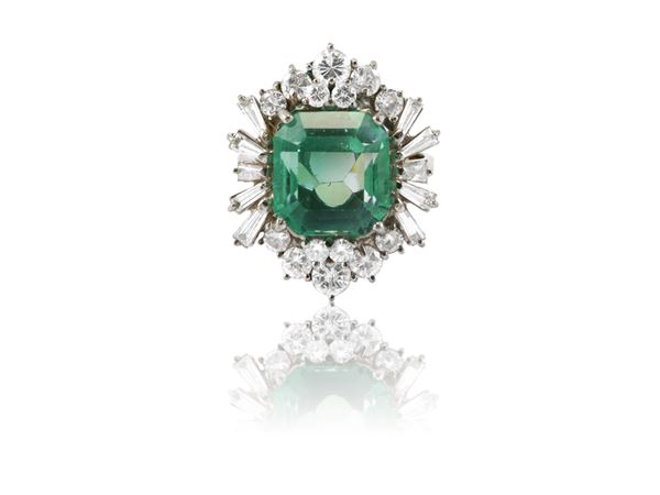 Anello in oro bianco con diamanti e berillo verde