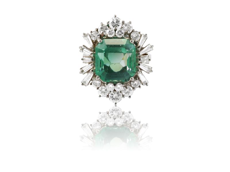 Anello in oro bianco con diamanti e berillo verde