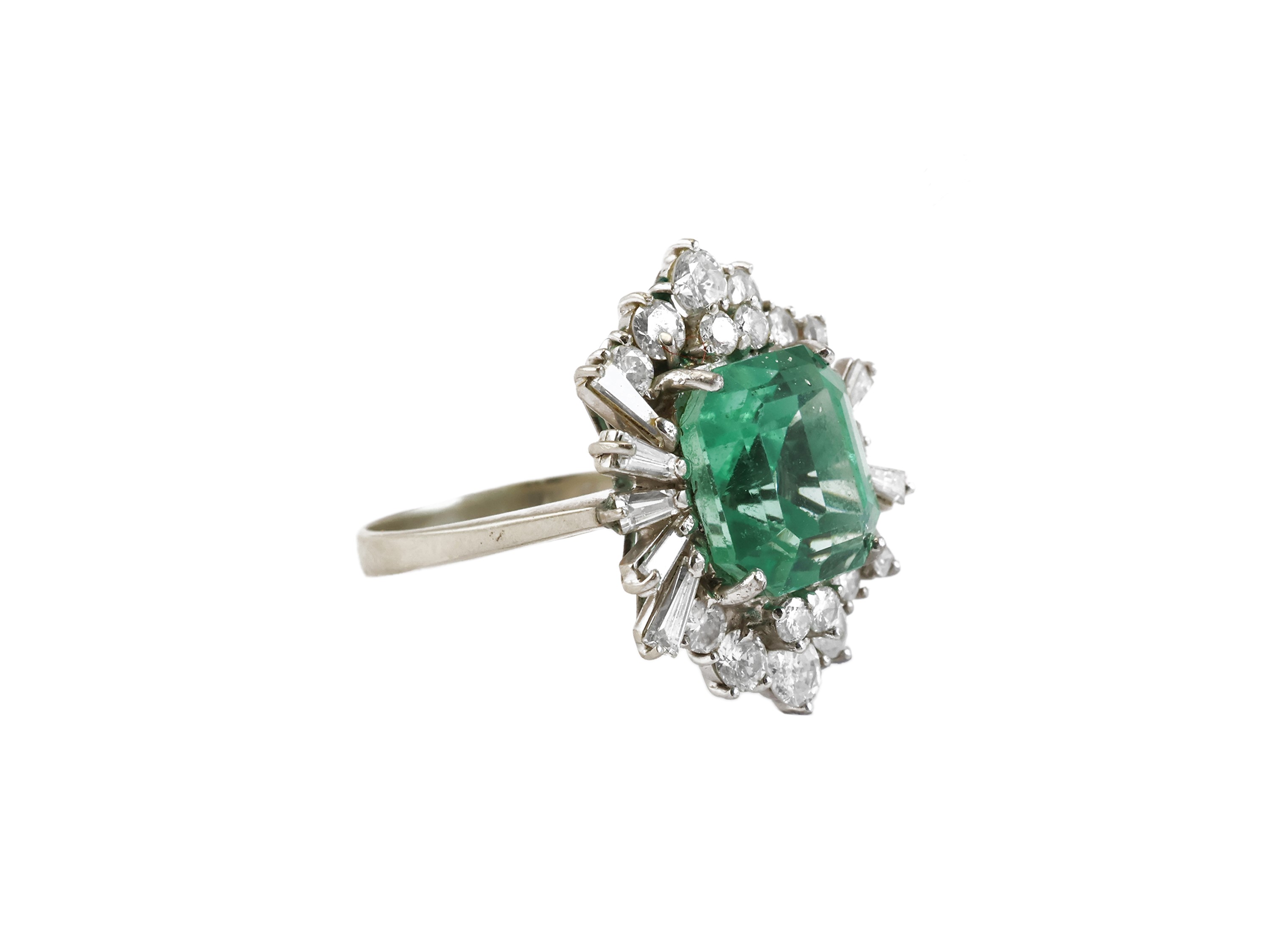 Anello in oro bianco con diamanti e berillo verde