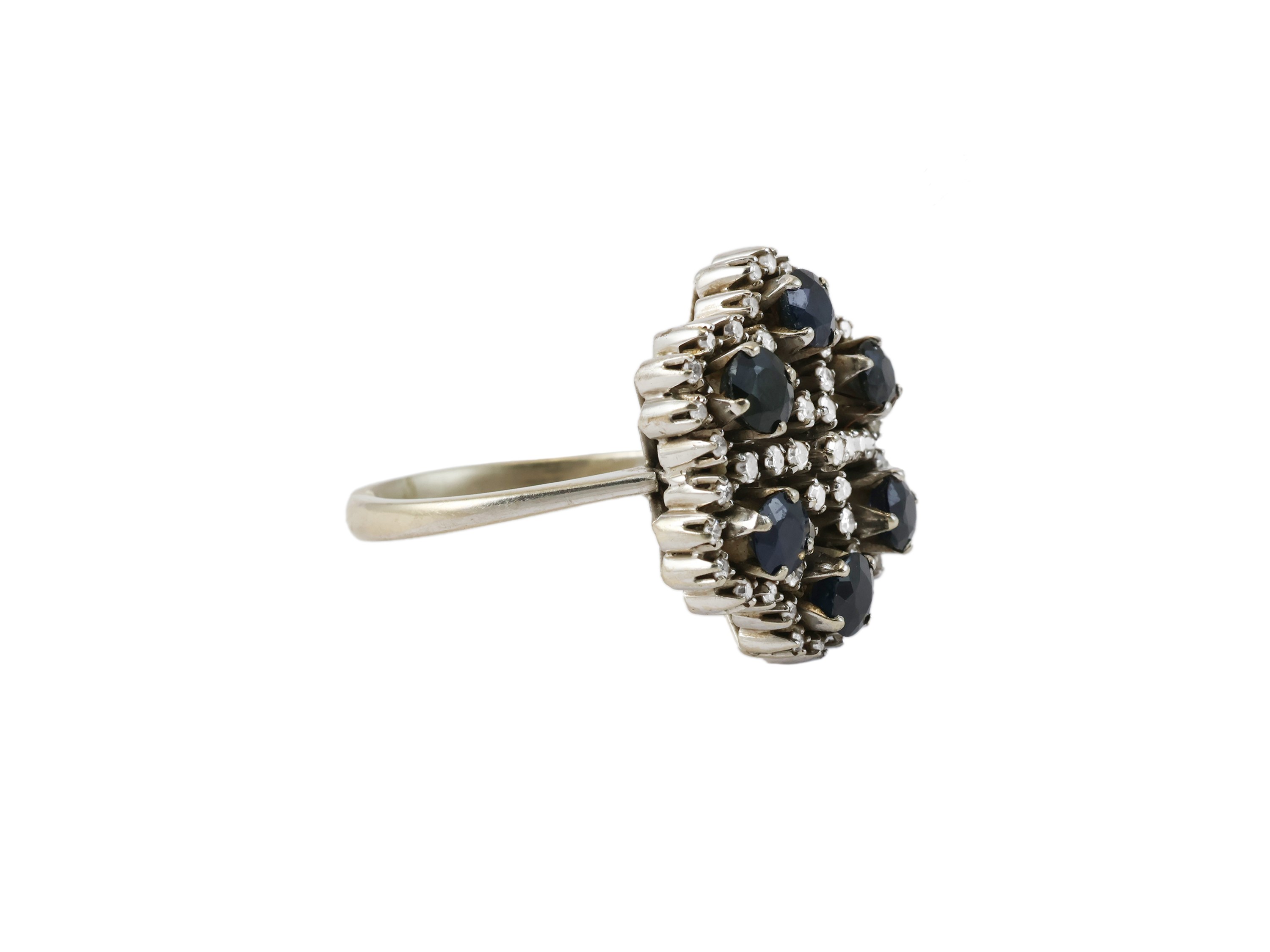 Anello in oro bianco, diamanti e zaffiri