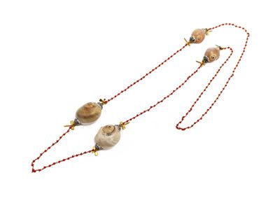 Collana lunga con conchiglie e perline, India