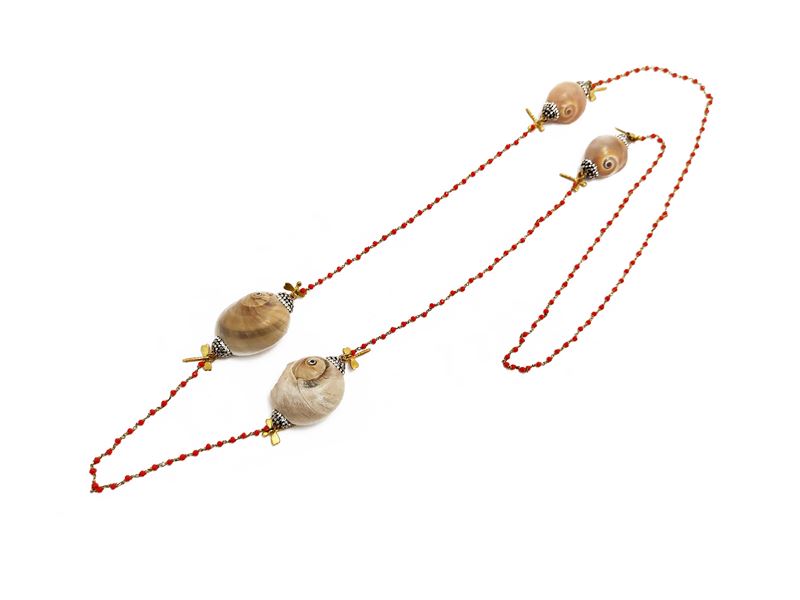 Collana lunga con conchiglie e perline, India