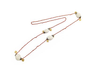 Collana lunga indiana con conchiglie, perline rosse e strass