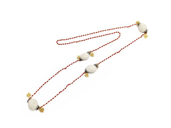 Collana lunga con conchliglie  (India)  - Asta Roberta Balsamo: fantasie d'Oriente.   La collezione di borse gioiello - Maison Bibelot - Casa d'Aste Firenze - Milano
