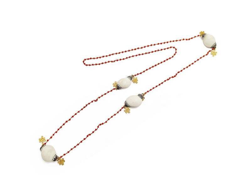 Collana lunga indiana con conchiglie, perline rosse e strass