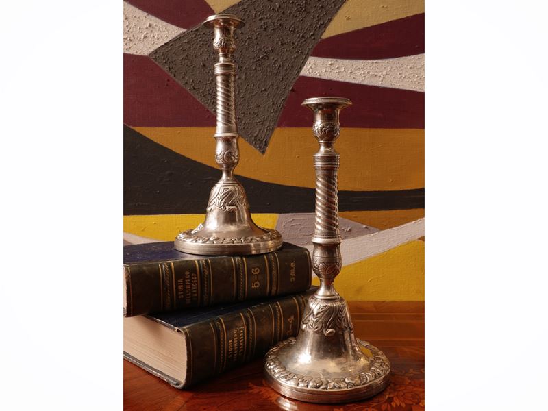 Coppia di candelieri in argento