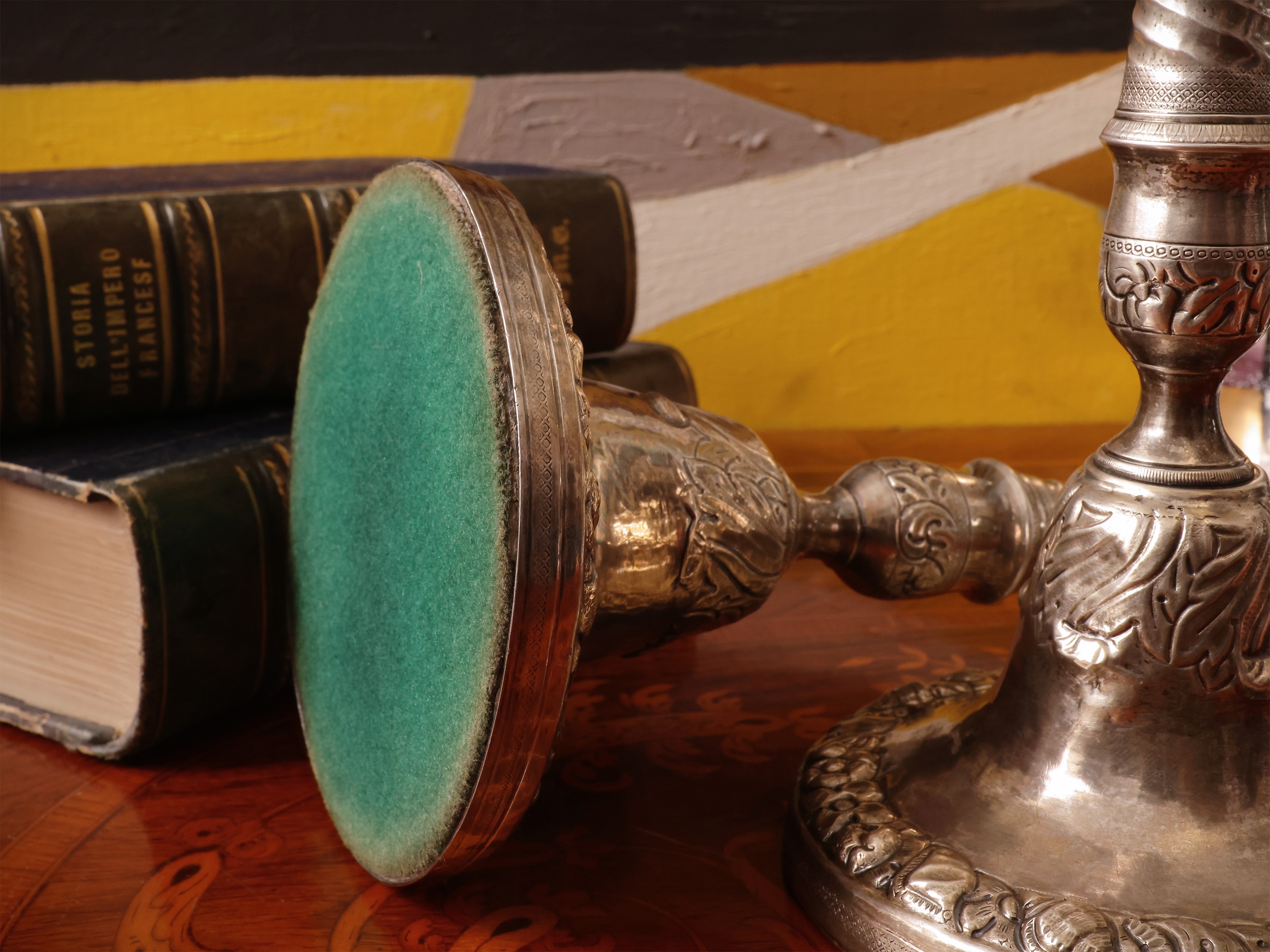 Coppia di candelieri in argento