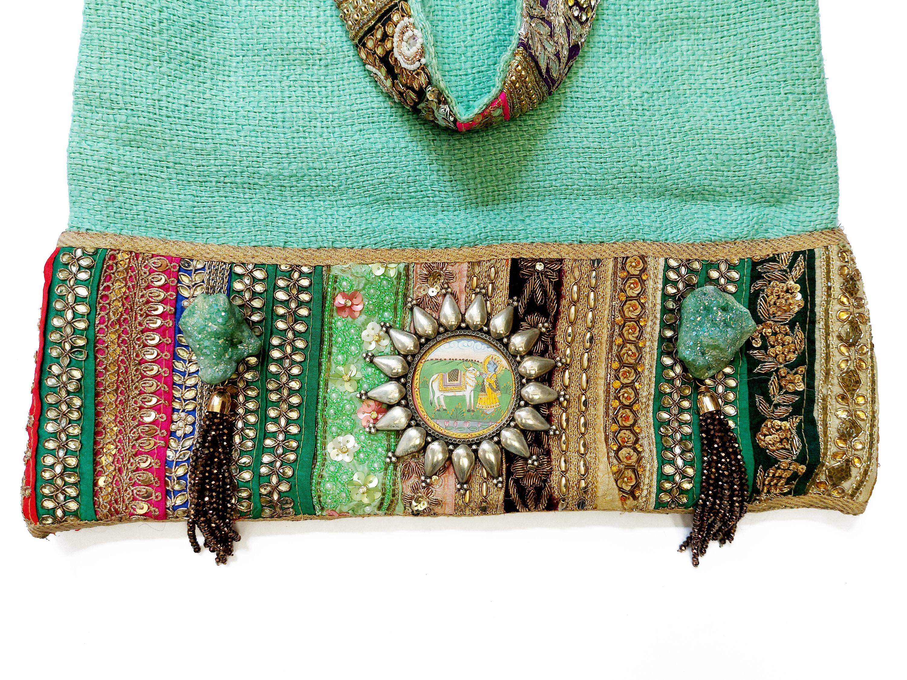 Roberta Balsamo, Shopper gioiello in tessuto verde menta con ricami Zardozi e miniatura di Krishn...