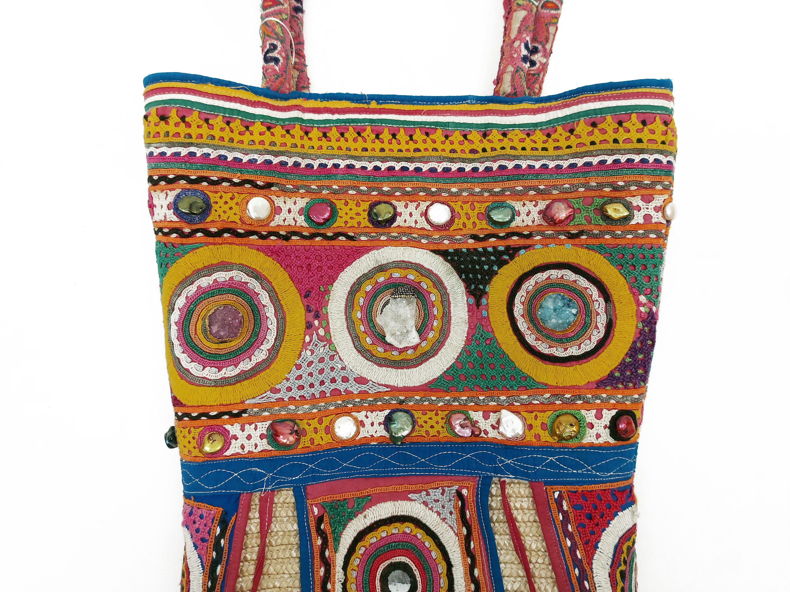 Borsa in paglia naturale, decorata con passamanerie indiane e pietre dure