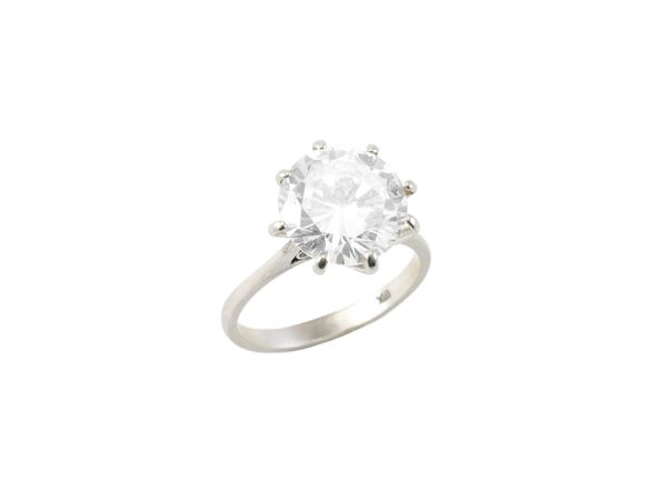 Anello in oro bianco con diamante taglio brillante di ct 4.42, colore O-P, purezza VS1