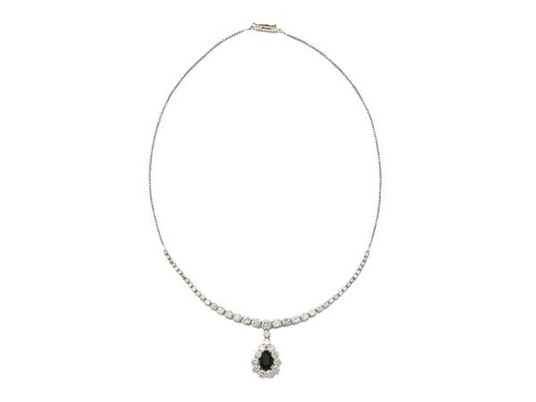 Collana in oro bianco diamanti e zaffiro a goccia