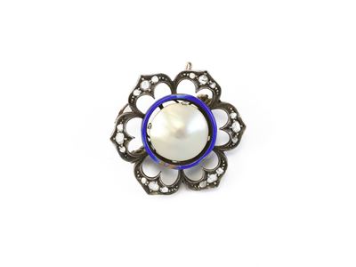 Spilla in argento e oro a basso titolo con rose di diamante, smalto e madreperla, inizi XX secolo