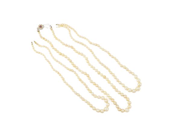A strand of white pearls placed in gradations necklace, white gold clasp  - Auction Jewels and Watches - Maison Bibelot - Casa d'Aste Firenze - Milano