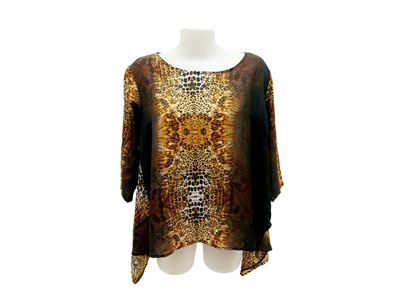 Blusa in tessuto animalier, modello svasato con maniche a 3/4 e scollo rotondo