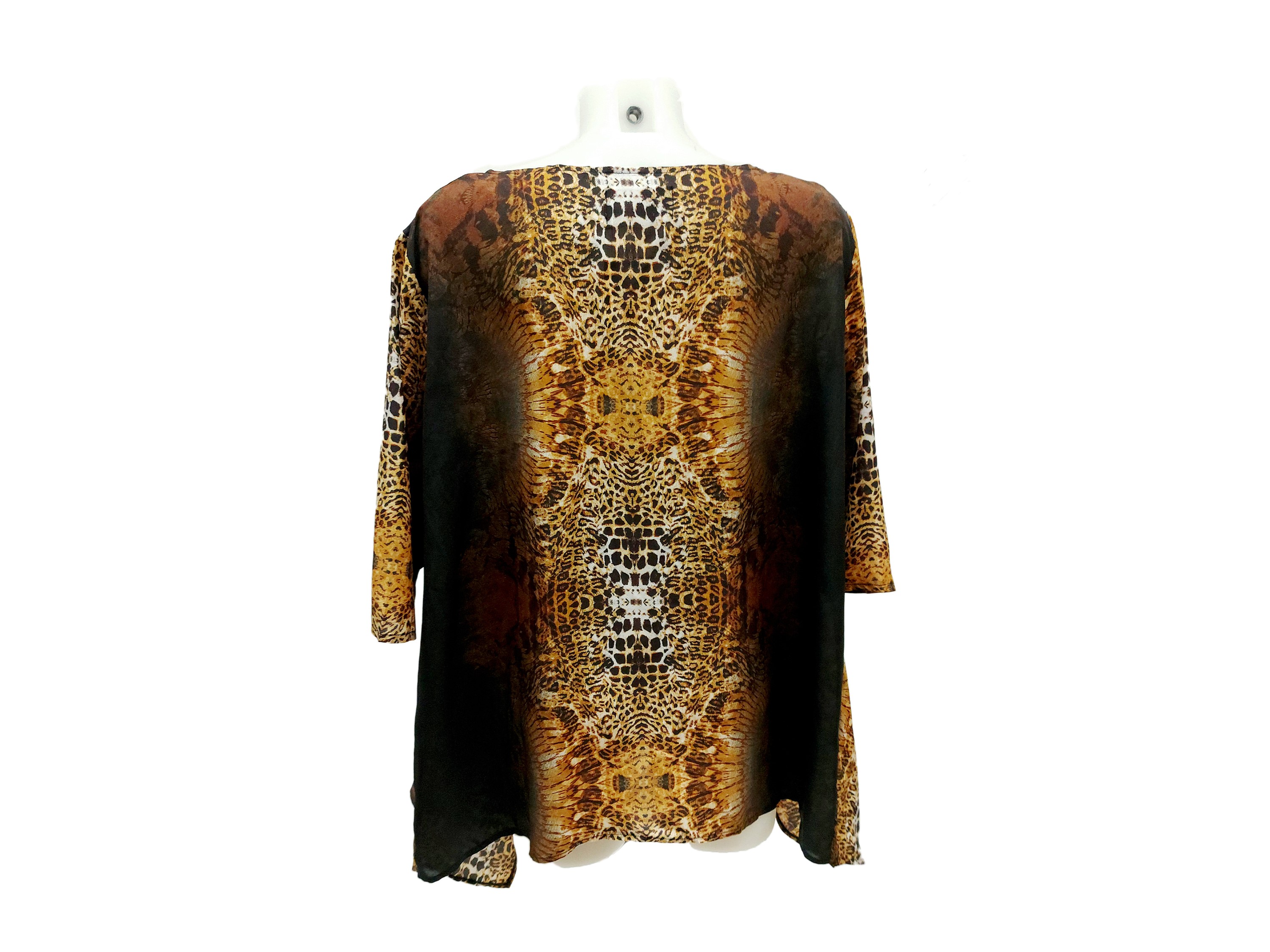 Blusa in tessuto animalier, modello svasato con maniche a 3/4 e scollo rotondo