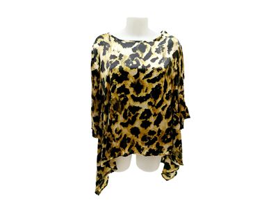 Blusa animalier, modello svasato con maniche a 3/4 e scollo rotondo