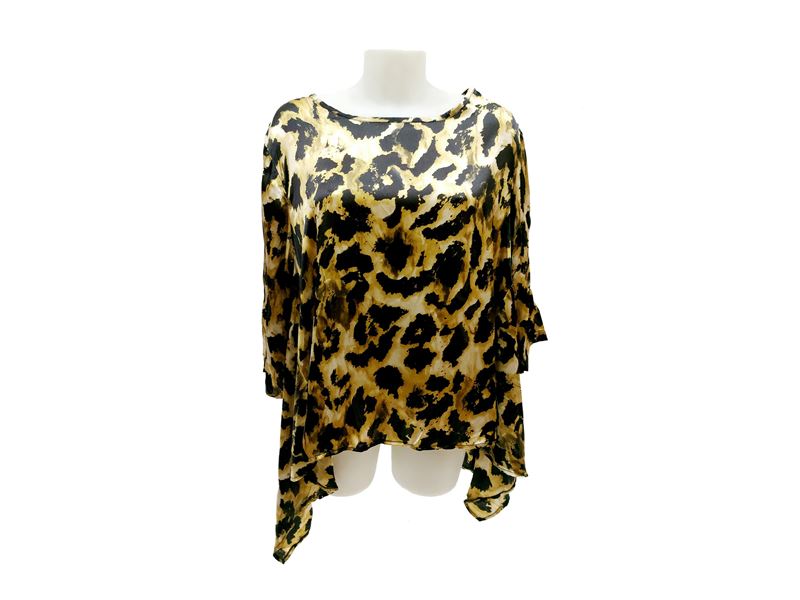 Blusa animalier, modello svasato con maniche a 3/4 e scollo rotondo