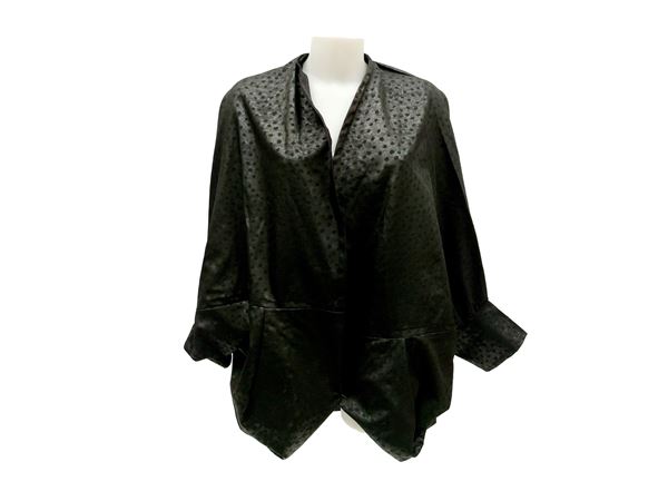 Cape in black ostrich-effect fabric with animalier lining