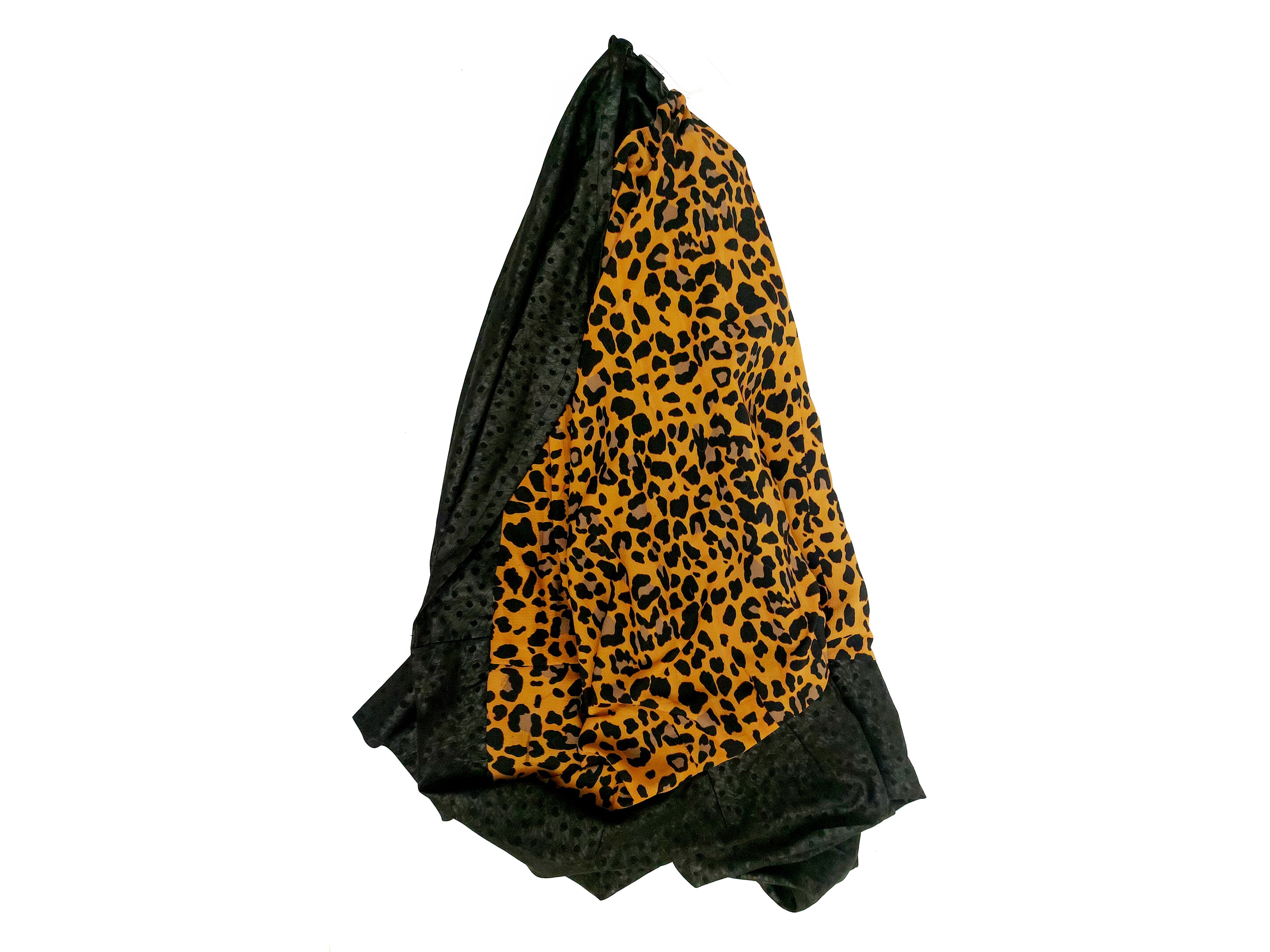 Mantella in tessuto nero effetto struzzo con fodera animalier, pezzo unico realizzato a mano
