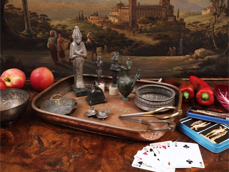 Collezione di oggetti decorativi e curiosità di viaggio, vassoio in rame con posacenere in argent...